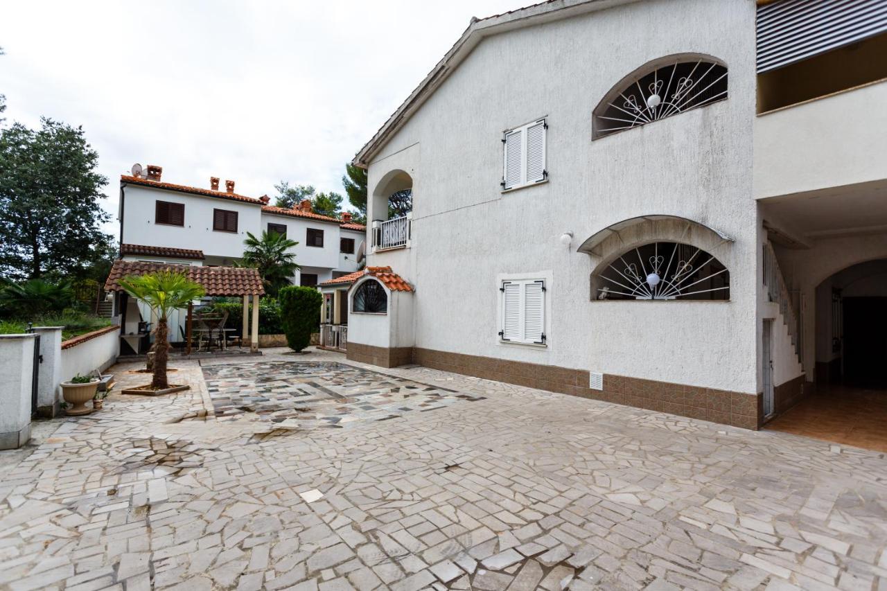 Apartmani Mili Malinska Buitenkant foto