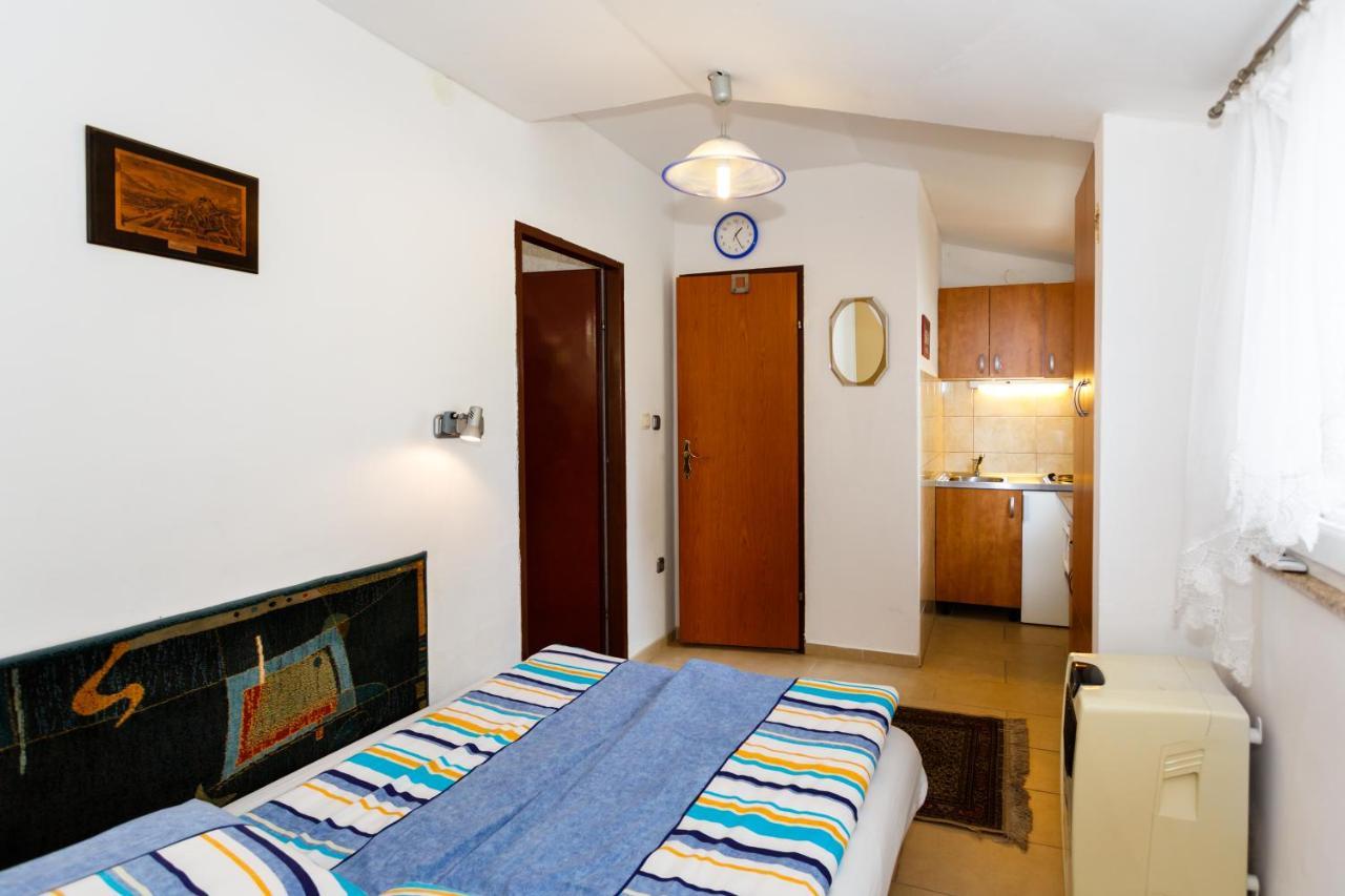 Apartmani Mili Malinska Buitenkant foto