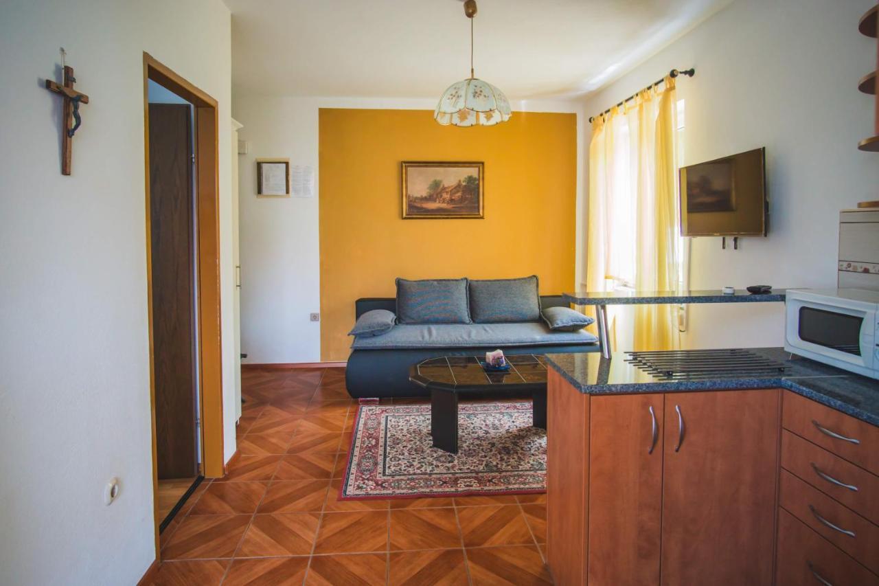 Apartmani Mili Malinska Buitenkant foto