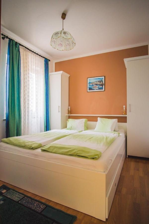 Apartmani Mili Malinska Buitenkant foto